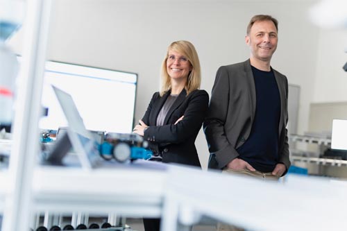 Die Profs Dr. Lisa Gunnemann und Dr. Stefan Hesterberg sind von Seiten der FH Dortmund Initiatoren der Kooperation mit REFA Nordwest. Beide Fotos Fachhochschule Dortmund, Mike Henning.