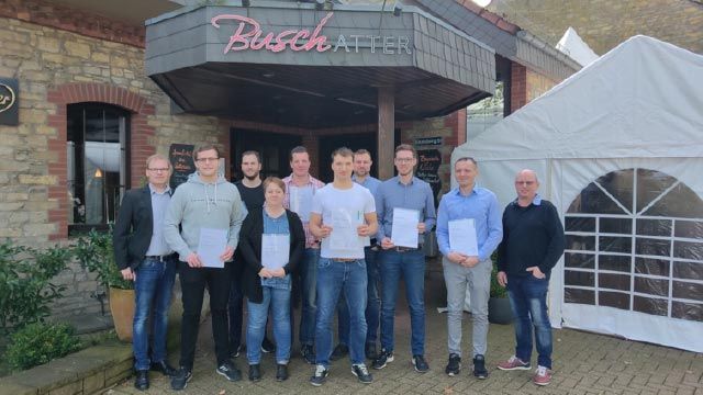 Das Bild zeigt die Absolventen und Trainer